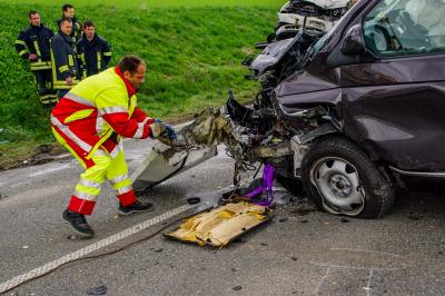 Unterjesingen B28: VW kommt in Gegenverkehr -Fahrer verstirbt noch an der Unfallstelle